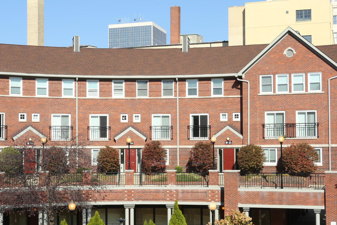 Crescent Centre Apartments & Townhomes in Louisville, KY - Building Photo