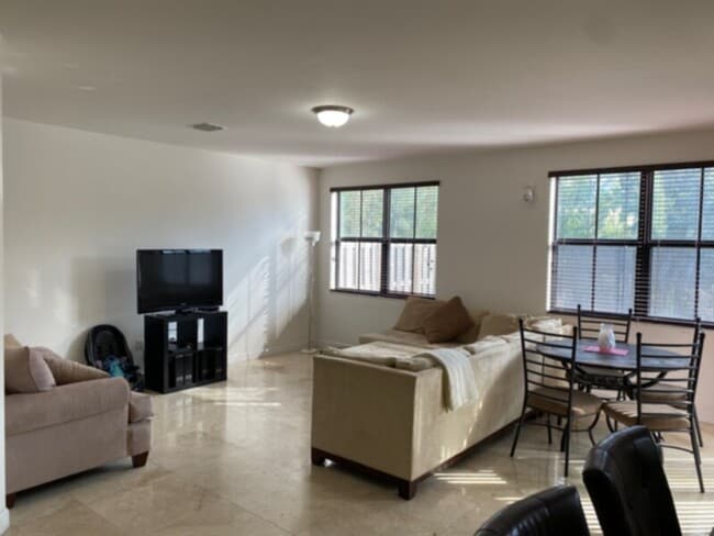 10336 NW 70th Terrace in Doral, FL - Building Photo - Building Photo