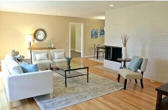 8004 Talbot Rd in Edmonds, WA - Foto de edificio - Building Photo