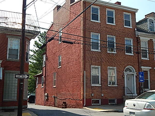 139 S 2nd St in Chambersburg, PA - Building Photo