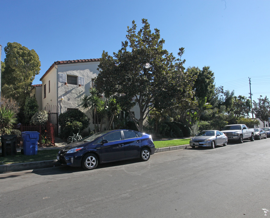 1120 N New Hampshire Ave in Los Angeles, CA - Building Photo