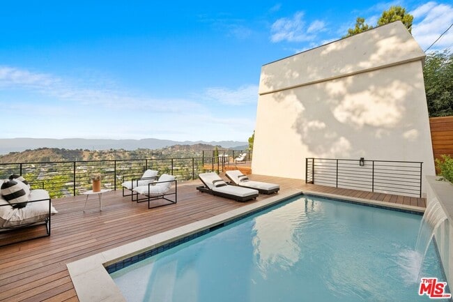 8620 Skyline Dr in Los Angeles, CA - Building Photo - Building Photo