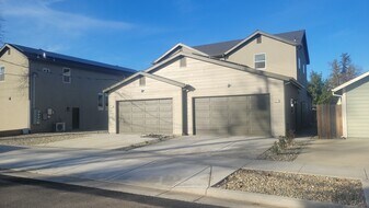 337 Clover St in Woodland, CA - Building Photo