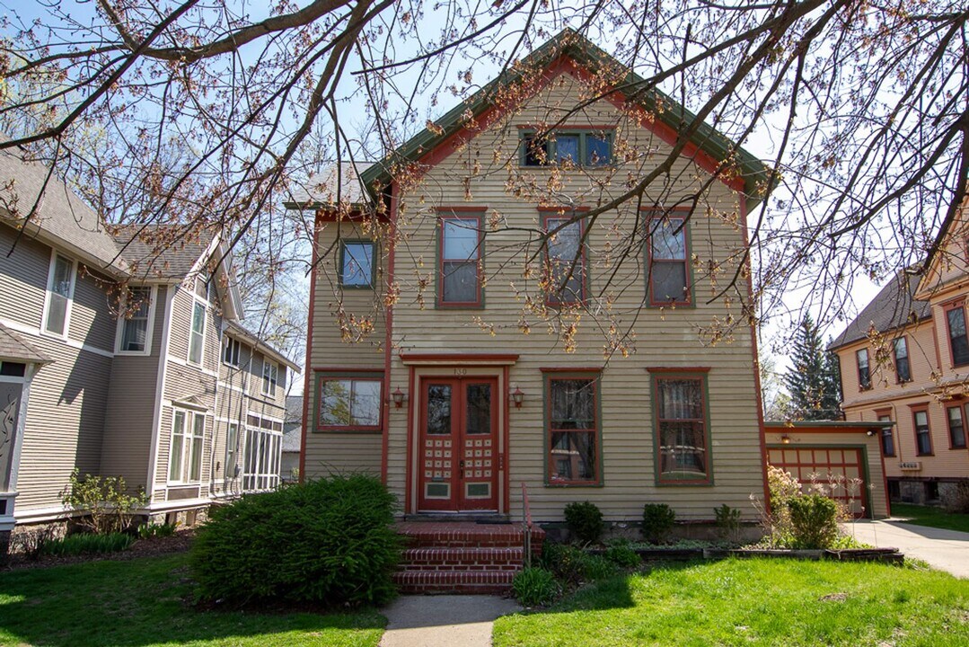 130 College Ave NE in Grand Rapids, MI - Building Photo