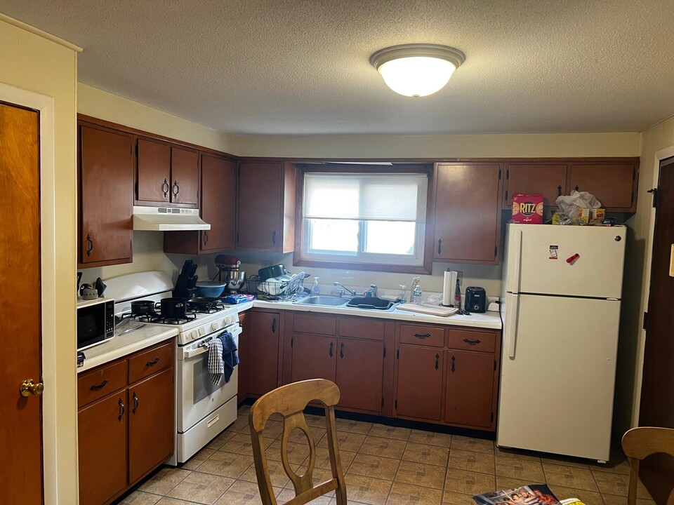 7 Beacon St in Leominster, MA - Building Photo