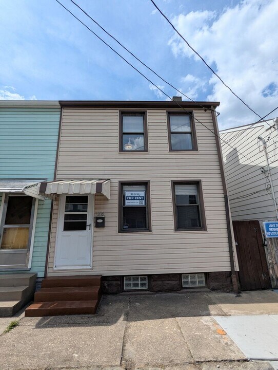 146 S 16th St in Pittsburgh, PA - Building Photo