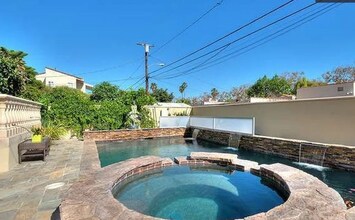 332 S Almont Dr in Beverly Hills, CA - Building Photo - Building Photo