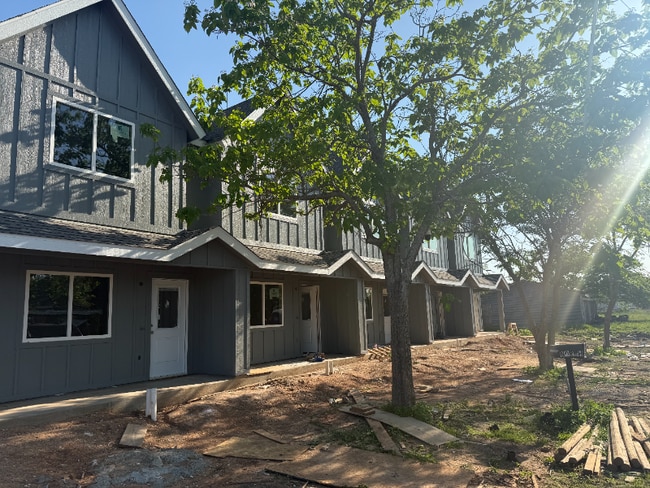 105 W North St