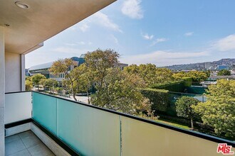 328 N Maple Dr in Beverly Hills, CA - Building Photo - Building Photo