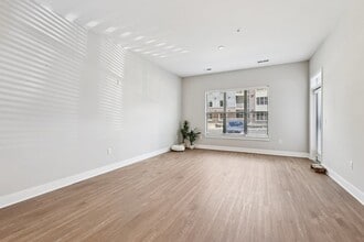 Elms Shady Grove in Rockville, MD - Foto de edificio - Building Photo