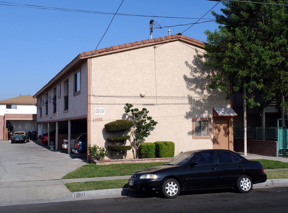11951 Grevillea Ave in Hawthorne, CA - Foto de edificio