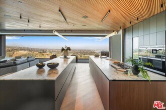766 Paseo Miramar in Los Angeles, CA - Foto de edificio - Building Photo