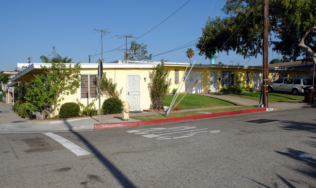 12733-12737 Manor Dr in Hawthorne, CA - Building Photo - Building Photo