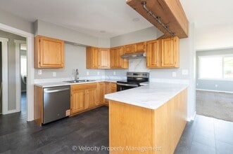 546 SW 10th St in Redmond, OR - Building Photo - Building Photo