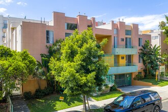 Cherokee Courtyard Apartments in Los Angeles, CA - Building Photo - Building Photo