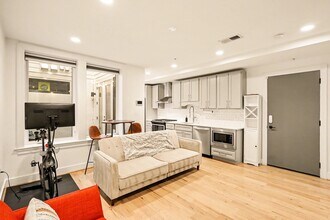 811 Upshur St NW, Unit 1 in Washington, DC - Foto de edificio - Building Photo