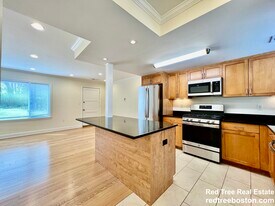 180 Thornton Rd in Chestnut Hill, MA - Building Photo