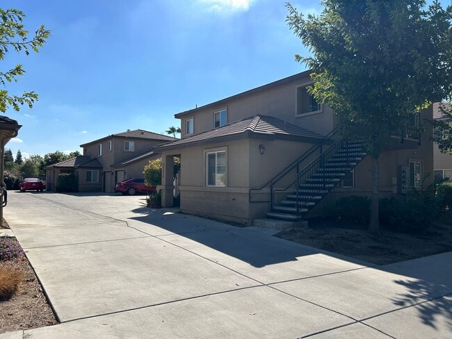2221 W Lark Ave in Visalia, CA - Building Photo - Building Photo