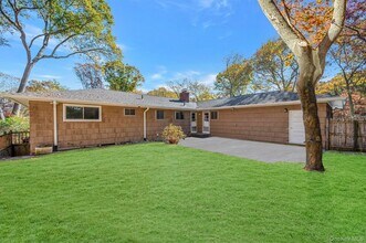 23 Princeton Dr in Dix Hills, NY - Building Photo - Building Photo