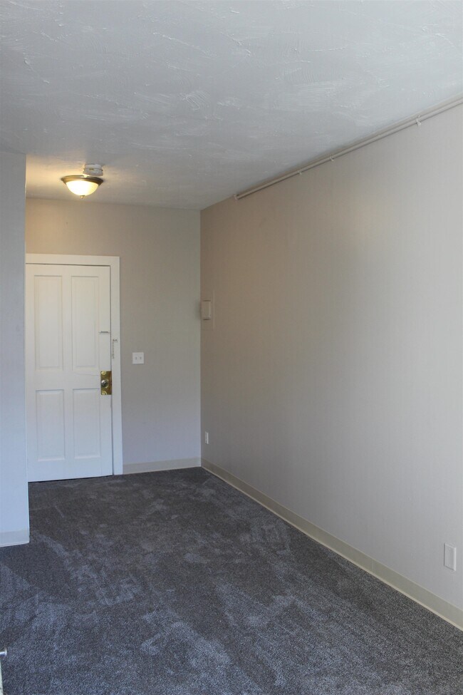 1101 Elm St-Unit -202 in Manchester, NH - Building Photo - Building Photo