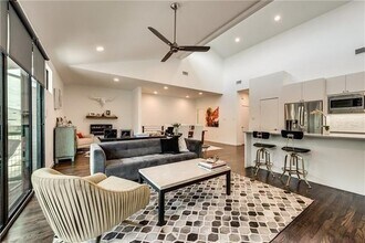 2222 N Prairie Ave in Dallas, TX - Building Photo - Building Photo