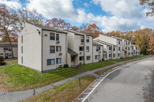 Oak Woods Apartments in Bellingham, MA - Building Photo