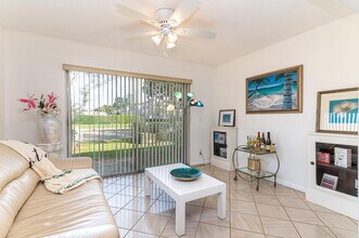 6861 Moonlit Dr in Delray Beach, FL - Foto de edificio - Building Photo