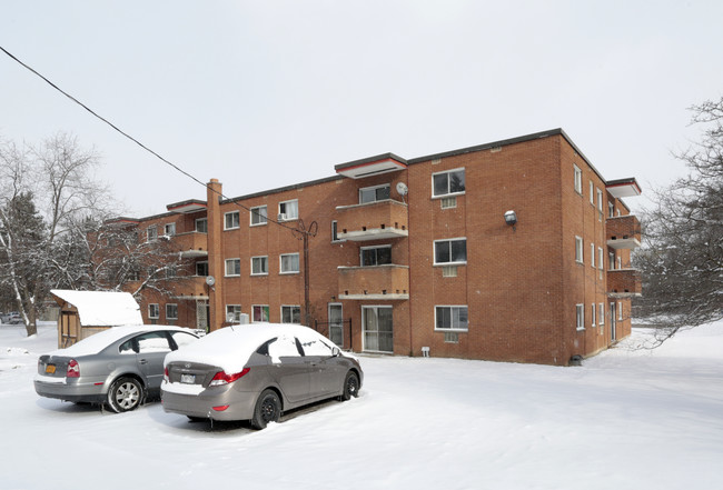 Woodland Trail Apartments in Waterloo, ON - Building Photo - Building Photo