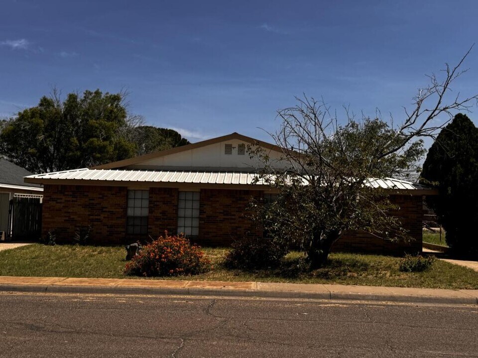 425 W Spruce Ave in Midland, TX - Building Photo
