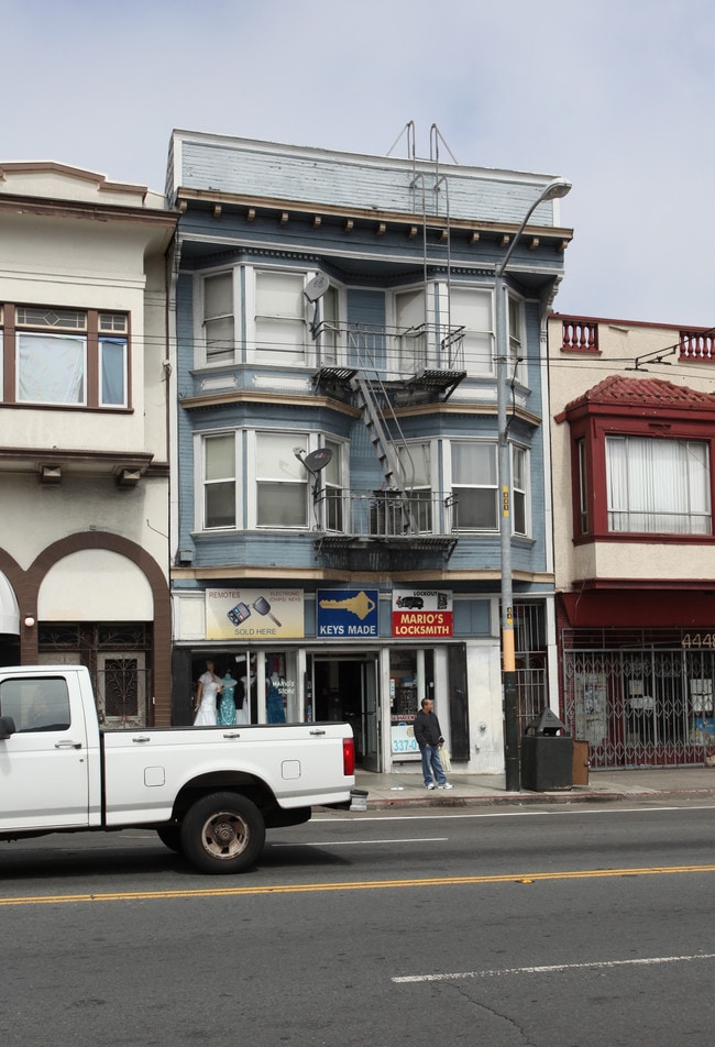 4452 Mission St