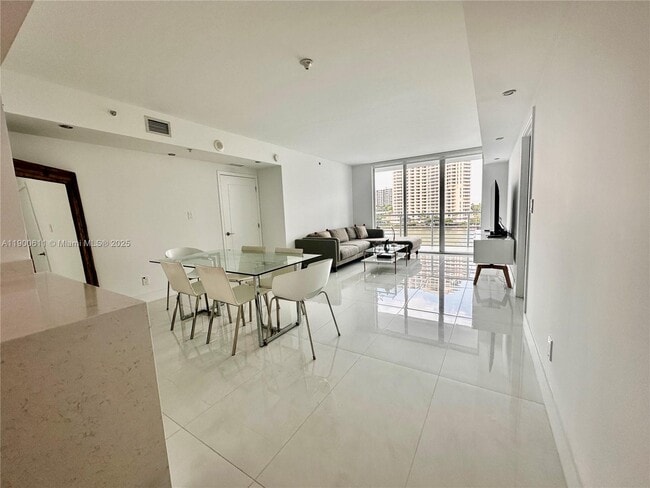 335 S Biscayne Blvd, Unit 507 in Miami, FL - Building Photo - Building Photo