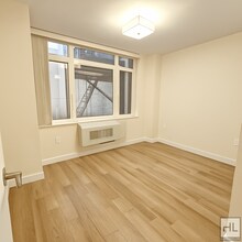 Beautiful 1-Bedroom Apartment — Modern Fin in Queens, NY - Foto de edificio - Building Photo