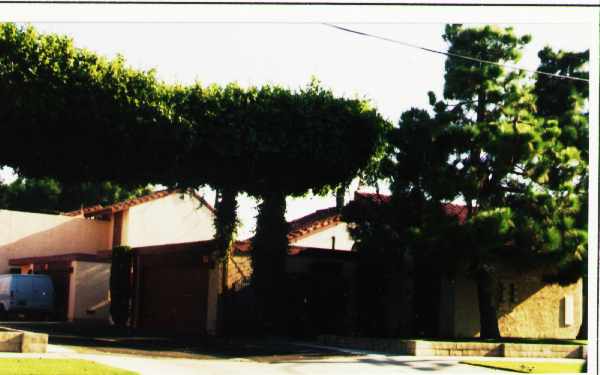 2504 W Orange Ave in Anaheim, CA - Building Photo