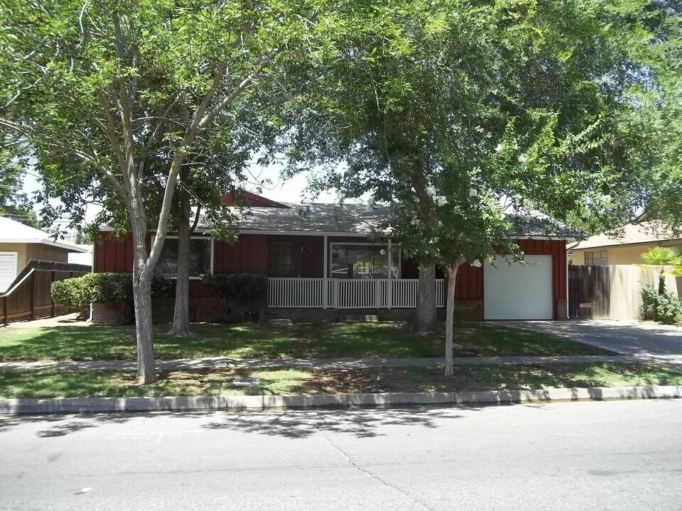 1612 W Griffith Way in Fresno, CA - Building Photo