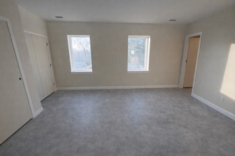 300 N Independence St in Harrisonville, MO - Foto de edificio - Building Photo