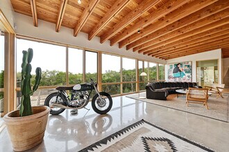 The Saint June in Austin, TX - Foto de edificio - Building Photo