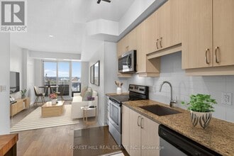 9201 Yonge St in Richmond Hill, ON - Building Photo - Building Photo