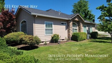 233 Keystone Way in Eagle Point, OR - Building Photo - Building Photo
