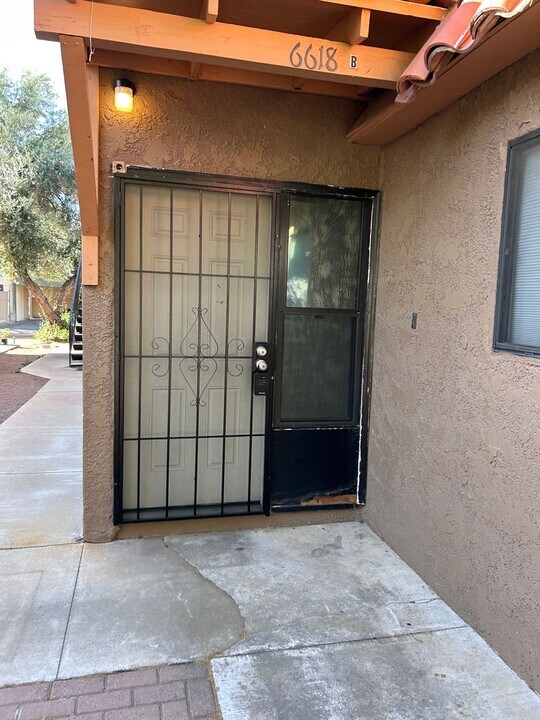 6618 East Calle Alegria, Unit B in Tucson, AZ - Foto de edificio