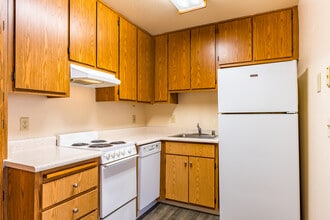 Creekside Village Senior Apartments in Sacramento, CA - Building Photo - Interior Photo