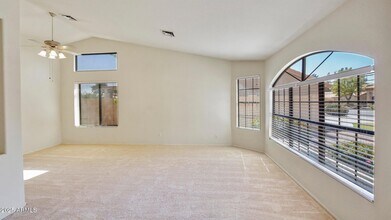 9445 S La Rosa Dr in Tempe, AZ - Building Photo - Building Photo