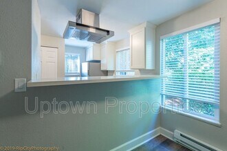 3331 SW Garden View Ave in Portland, OR - Building Photo - Building Photo