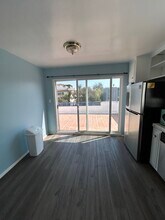 2418 Pacific Ave, Unit C in Venice, CA - Foto de edificio - Building Photo