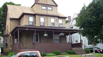 326 Sassafras St in Erie, PA - Building Photo