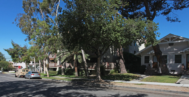 Breckenshire Deluxe Apartments in Burbank, CA - Foto de edificio - Building Photo