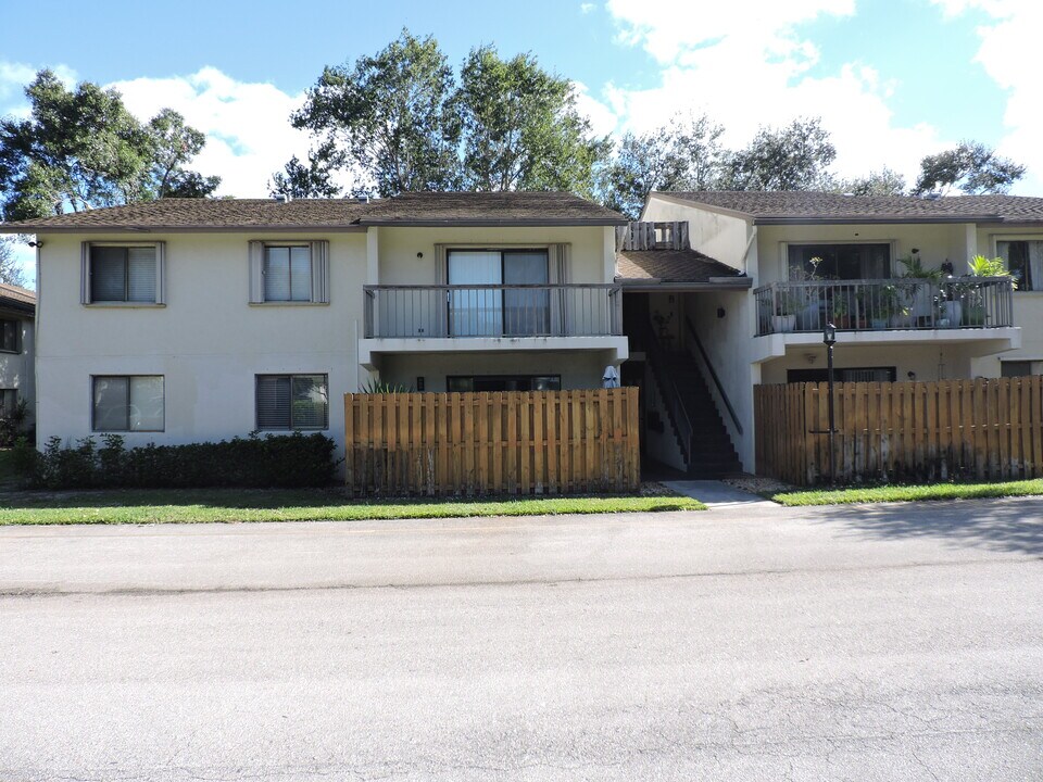 3402 Gardens East Dr, Unit Glenbrook in Palm Beach Gardens, FL - Building Photo