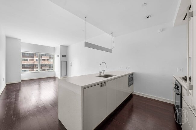 300 E 23rd St in New York, NY - Building Photo - Building Photo