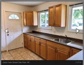 22011 Vale St in Oak Park, MI - Building Photo - Building Photo