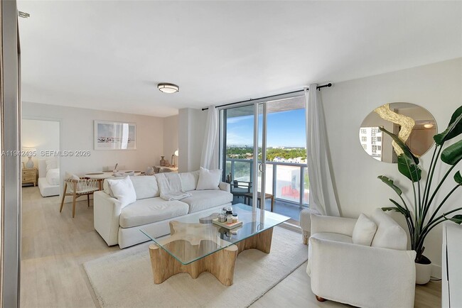 2457 Collins Ave, Unit 1402 in Miami Beach, FL - Foto de edificio - Building Photo