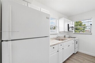 9461 SW 37th St-Unit -Rear in Miami, FL - Building Photo - Building Photo